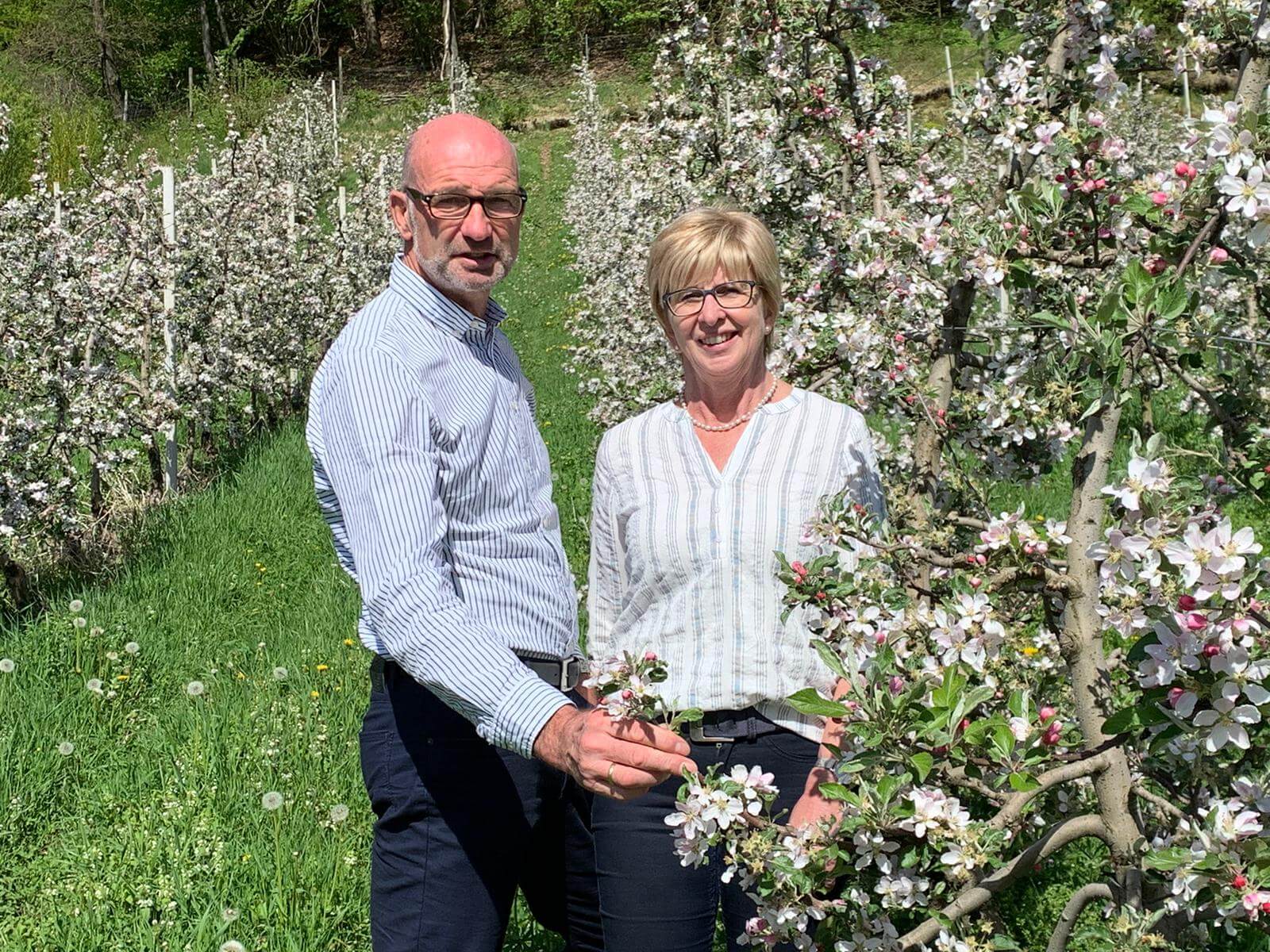 Markus und Sabine Reichhalter in der Streuobstwiese